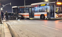 Eskişehir'de belediye otobüsü ile hafif ticari araç çarpıştı: Maddi hasar oluştu