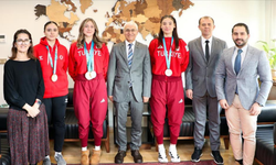 Rektör Prof. Dr. Özcan, derece ile dönen spor bilimleri fakültesi öğrencilerini makamında kabul etti