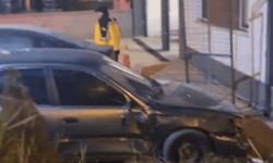 Eskişehir'de kontrolden çıkan otomobil polikliniğin bahçesine daldı