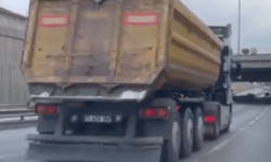 Eskişehir çevreyolunda bir tır taşları yola dökerek ilerledi