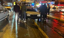 Eskişehir'de kontrolden çıkan otomobil tramvay yoluna girdi!