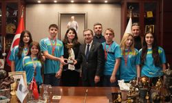 Başkan Ataç, 29 Ekim Cumhuriyet Kupası'nda ikinci olan gençlerle bir araya geldi