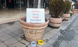 Esnaf Sarayı'nın önüne "İstiklal marş değil, duruştur" yazılı bir pankart koyuldu