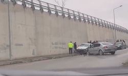 Eskişehir'de iki otomobil kafa kafaya çarpıştı: Ambulans sevk edildi