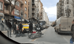 Atatürk Caddesi'nde kaza: Motosiklet üzerindeki 2 kişi yere savruldu