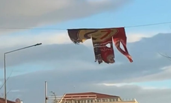 Atatürk Caddesi'nde yıpranan Eskişehirspor bayrağının değiştirilmesi isteniyor