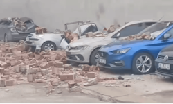 Eskişehir'de duvarın altında kalan otomobiller kağıt gibi ezildi