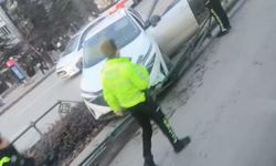 Eskişehir otomobil demir refüje çarptı!