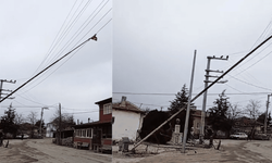 Eskişehir'de faciaya ramak kala! Bayrak direği elektrik tellerinin üzerine düştü