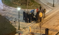 Eskişehir'de gençler arasında kavga çıktı: Darp edilen genç yere yığıldı