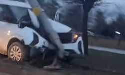 Eskişehir'de hafif ticari araç elektrik direğine çarptı