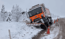 Eskişehir'de kar mesaisinde kaza: Küreme aracı yoldan çıktı
