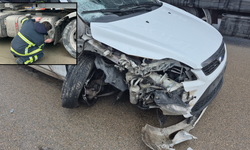 Kaygan yol tehlike saçtı: Eskişehir’de kontrolden çıkan araç TIR'a çarptı