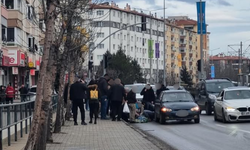 Eskişehir'de otomobilin çarptığı yaya yere savruldu
