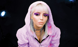 Genç şarkıcı stüdyoda darp edildi!