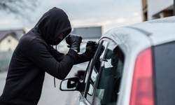 Eskişehir'de 7 otomobilin camlarını kırıp soydu: Toplam zarar 100 bin TL...
