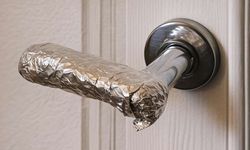 Kapı kollarına alüminyum folyo sarmaya başladılar: Sebebinin bu olduğu açıklandı