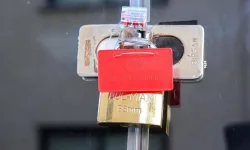 İnönü'deki denetimlerde aykırı ürün bulunduran zincir market mühürlendi