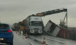 Ankara-Eskişehir yolunda kaza: Tır yol kenarına devrildi