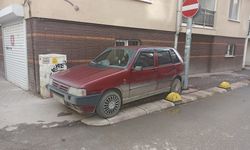 Eskişehir’de duyarsız sürücü kaldırıma park etti