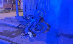 Eskişehir'de motosiklet önce yayaya sonra duvara çarptı