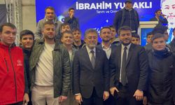 Bakan Yumaklı Eskişehir'de gençlerle "Kabede Hacılar" ilahisini söyledi