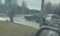 Eskişehir'de otomobil motosikletli kuryeye çarptı