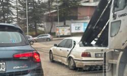 Eskişehir'de facianın eşiğinden dönüldü: Demirler araca ok gibi saplandı...