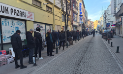 Eskişehir'de fırınların önünde metrelerce pide kuyruğu oluştu