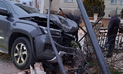 Eskişehir'de otomobil bahçe duvarına girdi