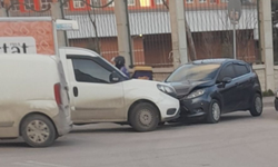Eskişehir'de otomobiller kafa kafaya çarpıştı: Ekipler sevk edildi