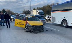 Eskişehir'de otomobil ticari taksiye çarptı: 3 yaralı