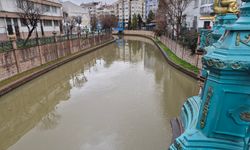 Eskişehir’de Porsuk Çayı yağış sonrası kahverengiye büründü