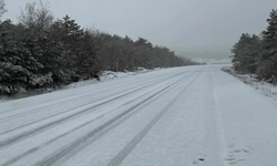Sarıcakaya yolu beyaza büründü