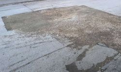 Eskişehir'de yolun ortasındaki çukur vatandaşı isyan ettirdi