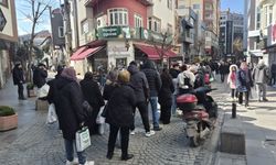 Eskişehir'de indirimli ürünler izdiham yarattı: Metrelerce kuyruk oluştu
