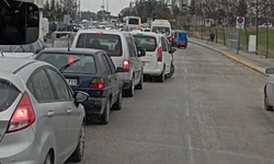 Arife günü Eskişehir Asri Mezarlığı'nın önünde araç kuyruğu oluştu