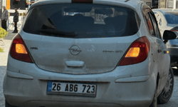 Eskişehir'de sorumsuz sürücü trafiği felç etti: Korna çalanlara da sinirlendi!