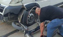 Eskişehir'de bisiklet servis aracının altında kaldı: Yaralı hastaneye kaldırıldı