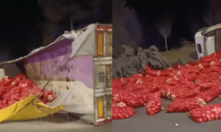 Eskişehir'de kontrolden çıkan kamyon devrildi: Çuvallar yola savruldu