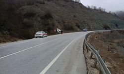 Eskişehir yolunda bariyerlere çarpan araç savruldu: 2 yaralı