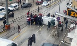 Eskişehir'de kaza yapan araç devrildi: Ortalık savaş alanına döndü