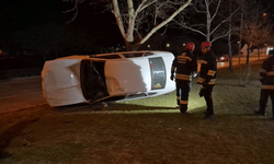Eskişehir'de kontrolü kaybeden araç yan yattı!