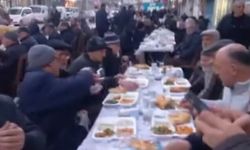 Eskişehir'de mahalleli kendi imkanlarıyla bin kişilik iftar sofrası kurdu