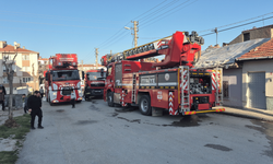 Eskişehir'de müstakil evde yangın: Mahalleli sokağa döküldü