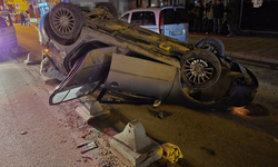 Eskişehir'de refüje çarpan araç takla attı: Sürücü araçta sıkıştı