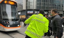 Eskişehir'de tramvay yayaya çarptı: Seferler durduruldu