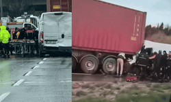 Eskişehir'de minibüs tıra arkadan çarptı: Sürücü kabini hurdaya döndü