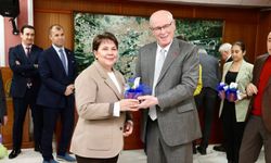 Kazım Kurt’tan mecliste kadınlara 8 Mart jesti