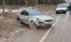 Eskişehir'de kontrolden çıkan araç yol kenarına savruldu: 3 kişi yaralandı